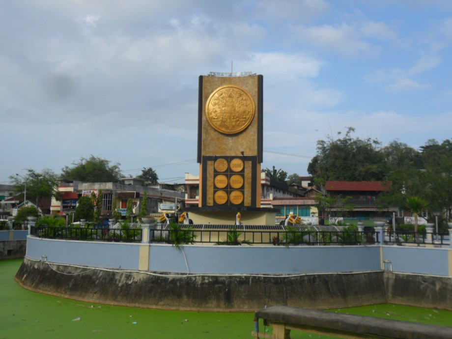 Tugu_Adipura_Balikpapan.jpg